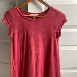 Pink tshirt with lace pattern on the bottom. Great for casual dinner or work.